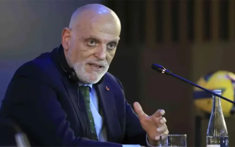 تيباس يعلق على تصريحات تشافي المثيرة حول عودة ميسي إلى صفوف برشلونة